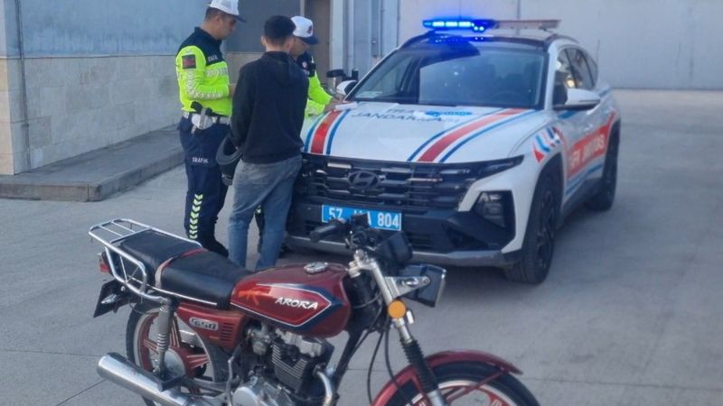 Sinop'ta trafiği tehlikeye atan motosikletli enselendi