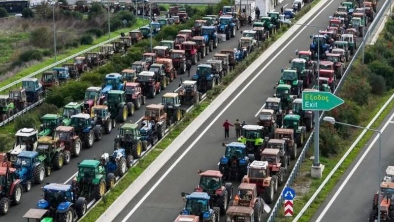 Yunanistan'da yolları kapatan çiftçiler ve polis arasında gerilim