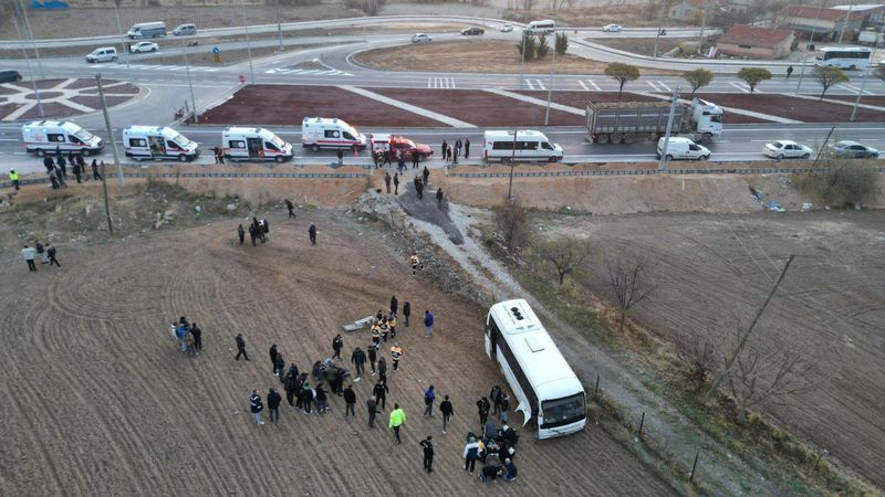 Afyonkarahisar'da öğrenci servisi kazaya karıştı