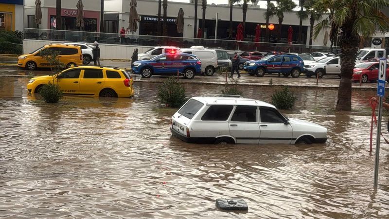 Muğla'da sağanak yağış sokakları göle çevirdi: Araçlar yolda kaldı