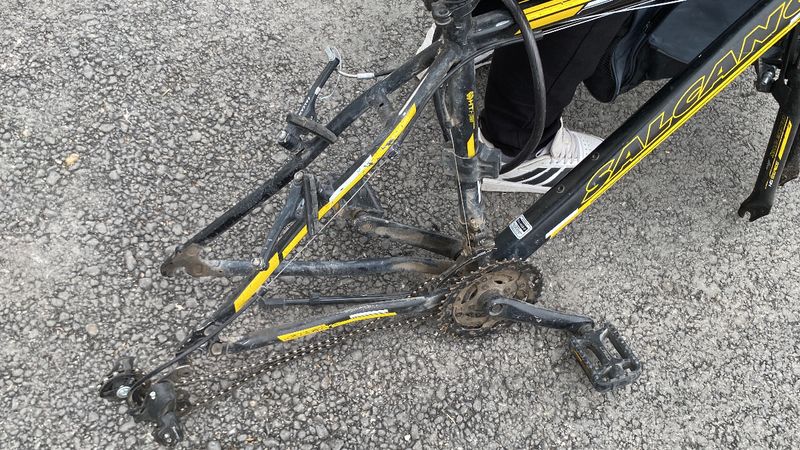 Aksaray'da bisikletin kilidini açamayınca tekerini söküp çaldılar