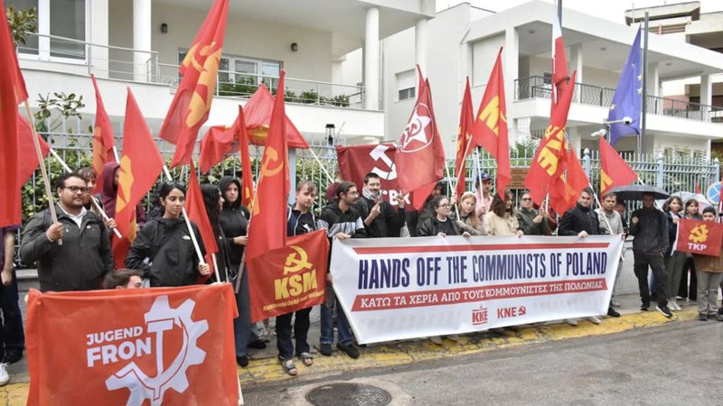 Polonya'da Komünist Parti 'yasa dışı' ilan edildi