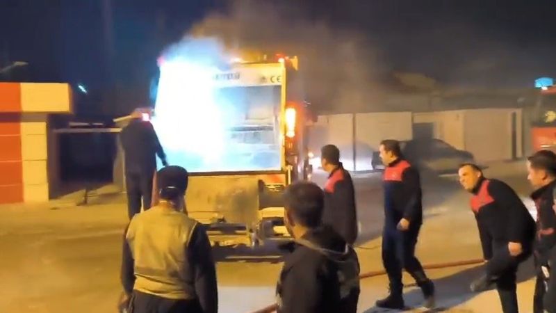 Hatay'da çöp kamyonu alev aldı: İtfaiye söndürdü