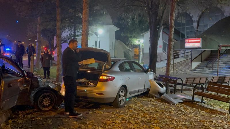 Kayseri'de kaza yapan otomobiller cami bahçesine girdi