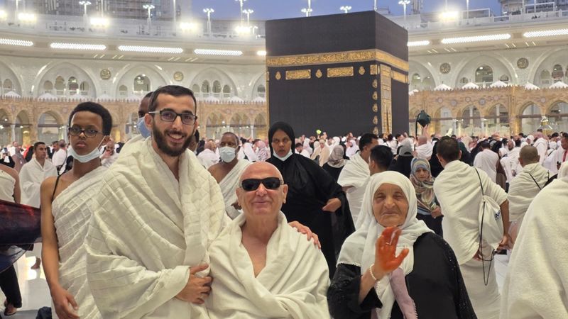 Mersin'de görme engelli çifte umre sürprizi