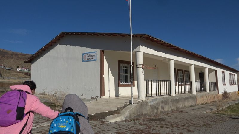 Bingöl'de kadın öğretmenin köy okuluna yürek ısıtan dokunuşuyla 4 öğrenci eğitim görüyor