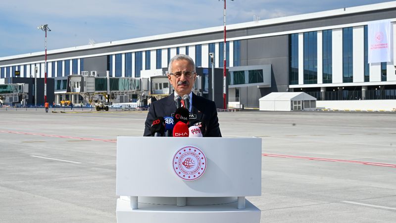 Abdulkadir Uraloğlu: Kasım ayında 18 milyon 479 bin 860 yolcu uçakla seyahat etti