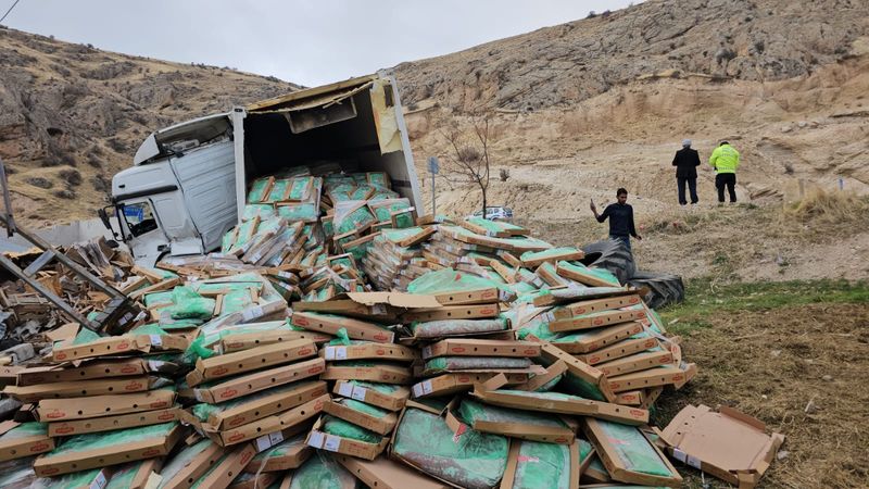 Bitlis'te tavuk yüklü tır kaza yaptı, koliler etrafa dağıldı