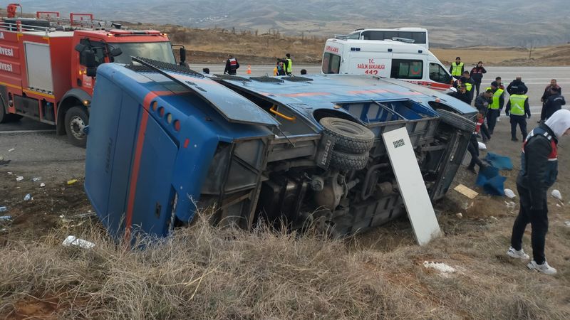 Sivas'ta cezaevi nakil aracı devrildi: 9 yaralı