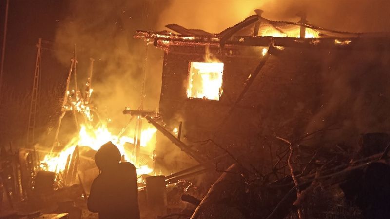 Adana'da ev yangını: Alevler okul lojmanına sıçradı