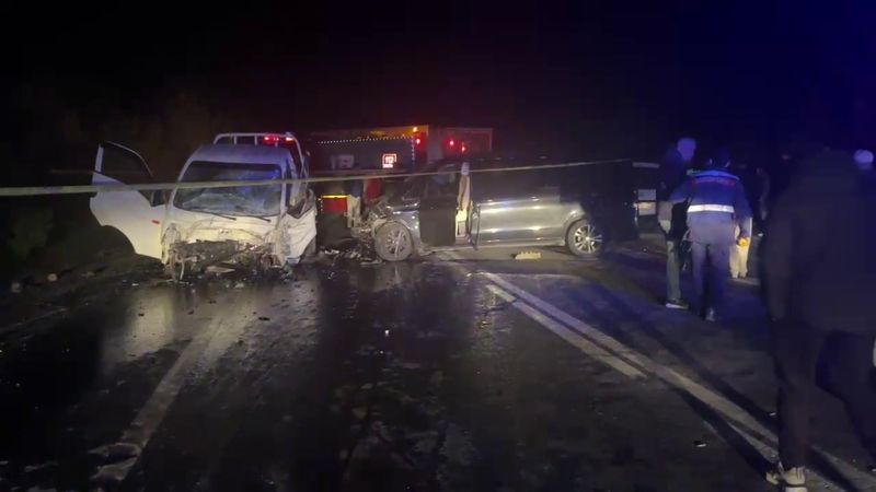 Sakarya'da panelvan ile kamyonet çapıştı: 1 ölü 3 yaralı