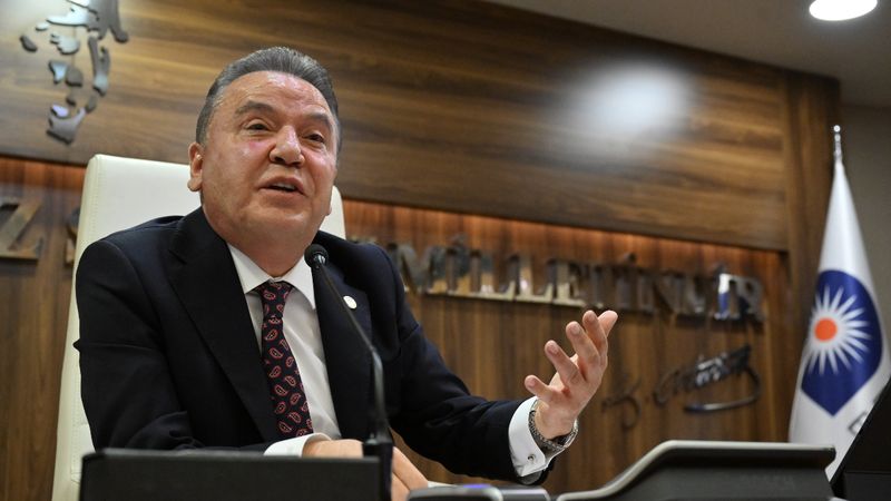 Muhittin Böcek hastaneye kaldırıldı