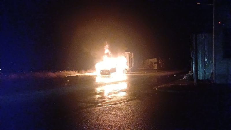 Çorum'da park halindeki araç alev topu oldu, geriye hurda kaldı