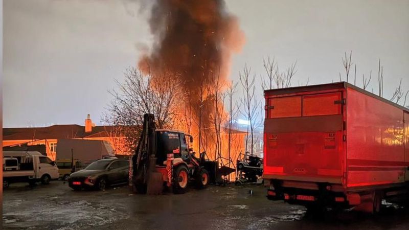 İstanbul'da otoparkta yangın: 14 araç zarar gördü