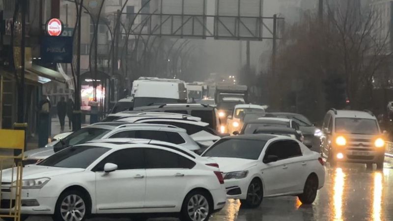 Hakkari'de yoğun yağışlar uçak seferlerini durdurdu