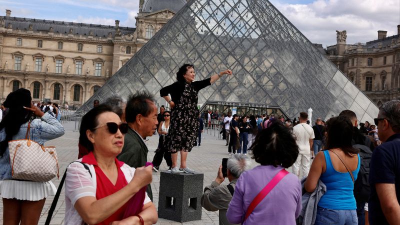 Louvre Müzesi'ne bu sefer de su sızıntısı darbesi: Nadir kitaplar zarar gördü