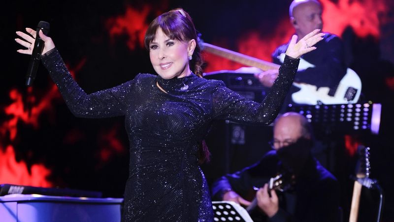 Şarkıcı Nilüfer'in kızı Ayşe Nazlı Yumlu nişanlandı