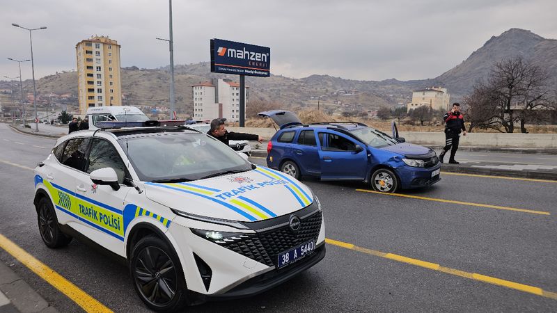 Kayseri'de 3 polis aracına çarparak kaçan şüpheli yakalandı