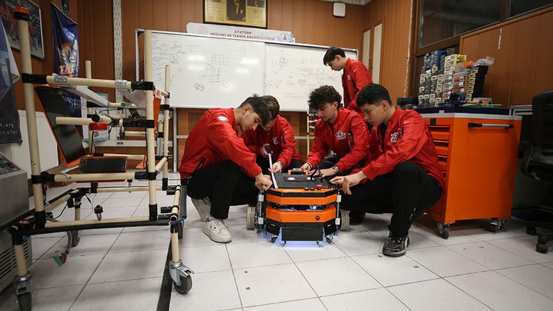 Bursalı lise öğrencileri sanayi için otonom yük robotu geliştirdi