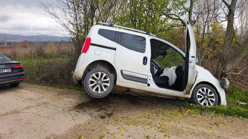 Bursa'da hafif ticari araç ağaca çarptı: 4 yaralı