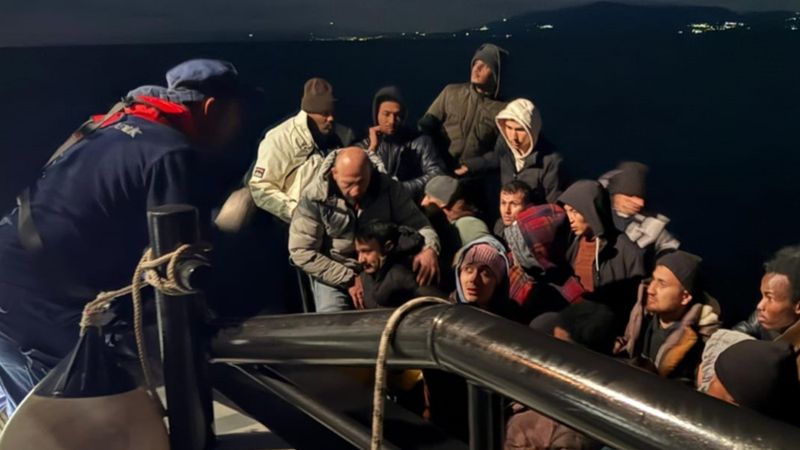 İzmir açıklarında 10'u çocuk 37 düzensiz göçmen kurtarıldı