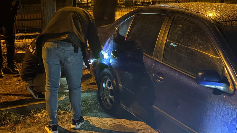 Kayseri'de otoparktaki 5 otomobilin lastiğini kestiler