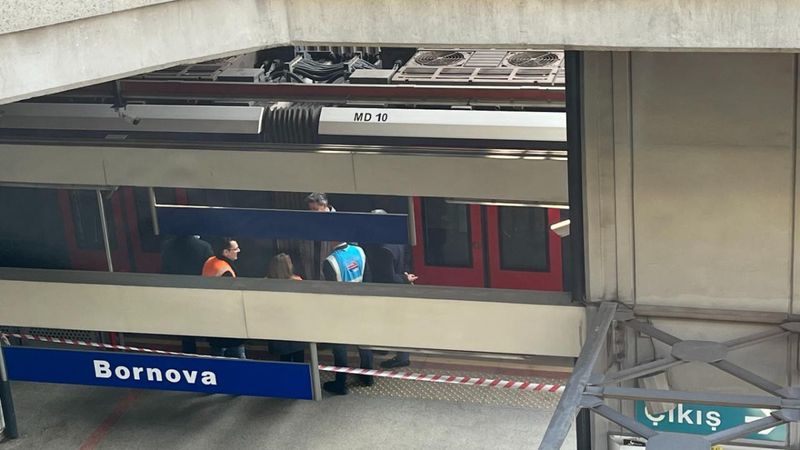 İzmir'de metro raydan çıktı