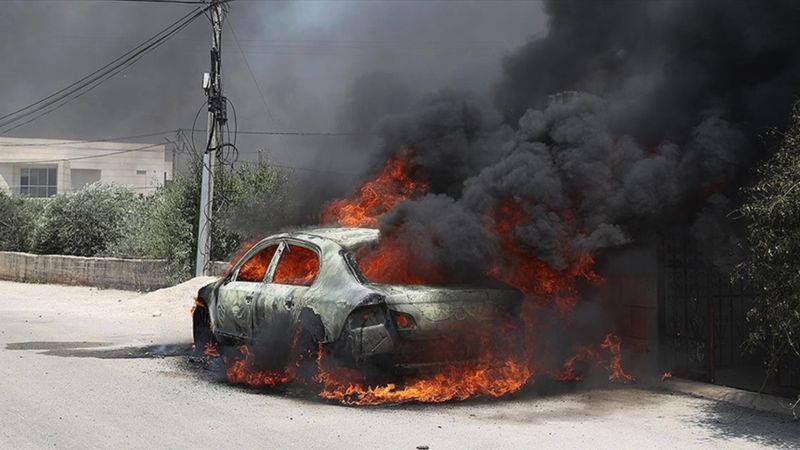 Batı Şeria'da toprakları gasbeden İsrailliler, araçları ateşe verdi