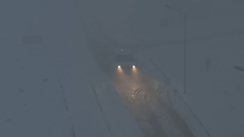 Yüksekova’da yoğun sis ve kar, hayatı felç etti