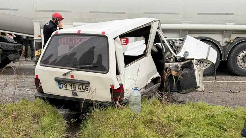 Zonguldak'ta otomobil, kamyona çarptı: 1 ölü 2 yaralı