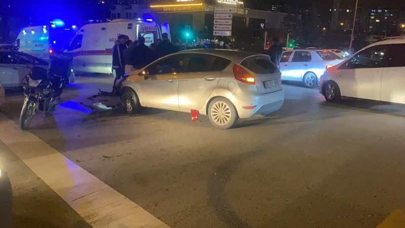 Ankara’da ışık ihlali yapan otomobil, 2 motosiklete çarptı: 2 yaralı