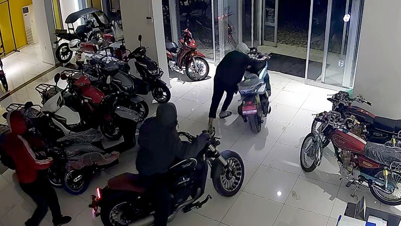 Adana'da galeriden 1 dakika içinde 4 motosiklet çalındı