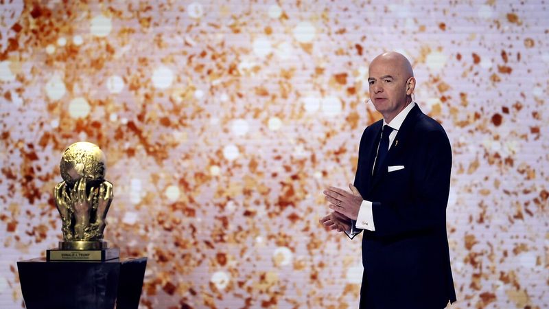 FIFA, kendi kurallarını ihlal etmekle suçlanıyor