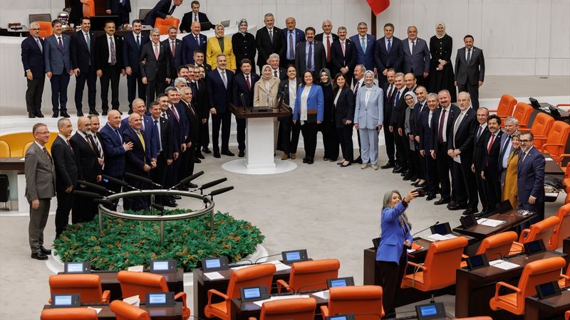TBMM’de AK Partililerden CHP'li vekil ile selfie pozu