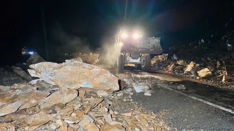 Şırnak'ta kapanan yolu açarken ölümden döndüler