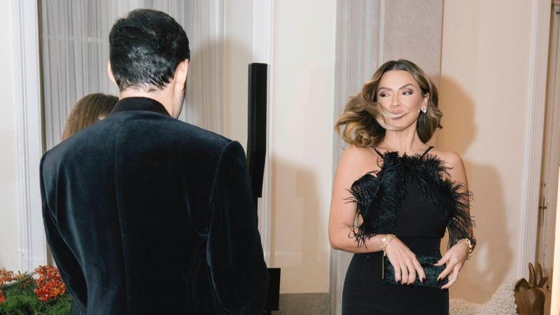 Hadise merdivenlerde poz verdi! Sırtındaki dövmeye yorum yağdı