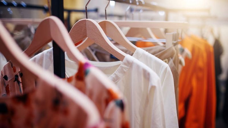 Bu AVM’de para geçmiyor: Kıyafetler ücretsiz dağıtılıyor