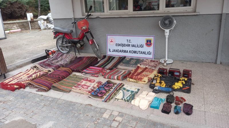 Eskişehir'de 'mezarcıyız' deyip 20 evi soyan 2 şüpheli yakalandı