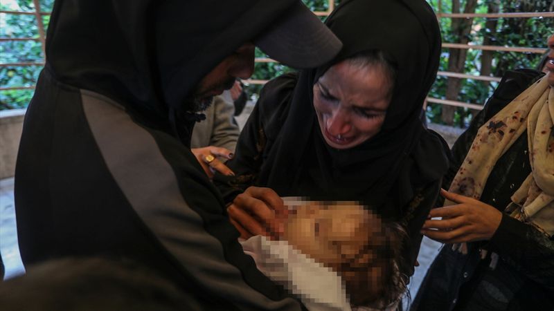 Gazze'de su altında kalan çadırda bir bebek soğuktan öldü