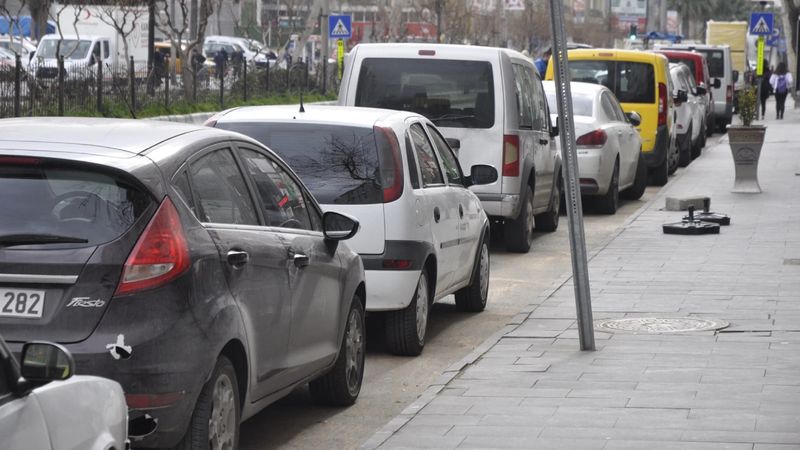 Başkasının evinin önüne araba park etmek yasak mı?