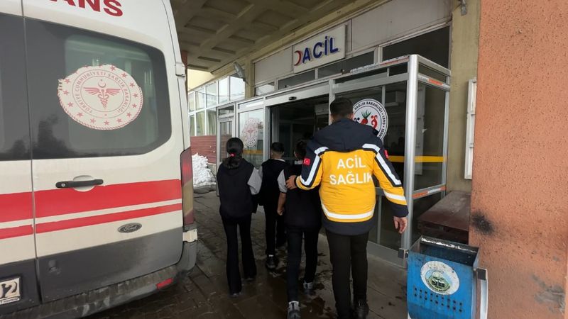 Hakkari'de 14 öğrenci zehirlenme şüphesiyle hastaneye kaldırıldı
