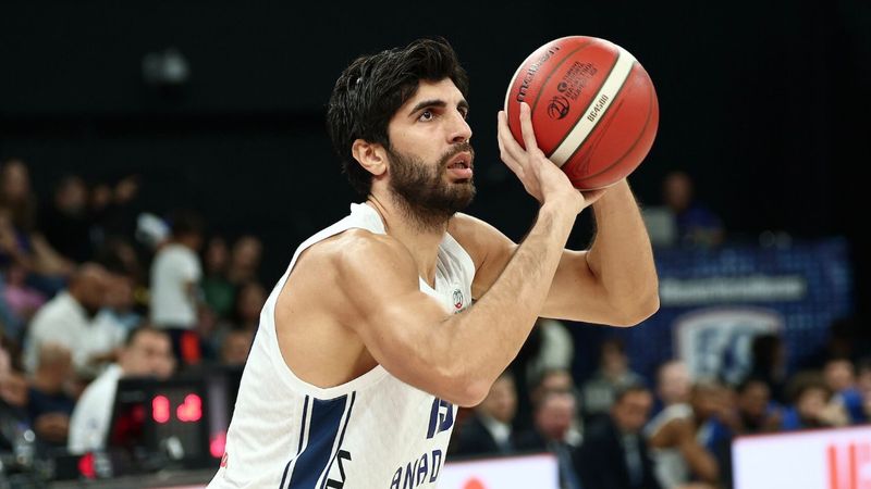 Anadolu Efes'te Burak Can Yıldızlı en az bir ay yok
