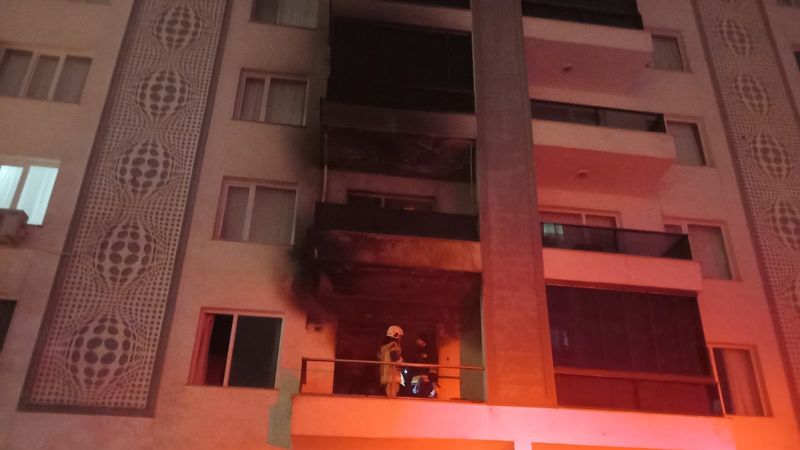 Diyarbakır'da uzaklaştırma kararına kızıp evini ateşe veren adam yangından etkilendi