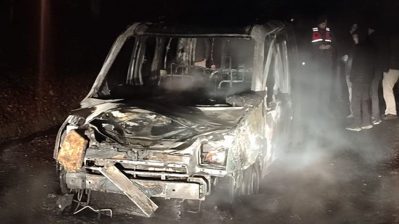 Karabük'te hafif ticari araç alev topuna döndü