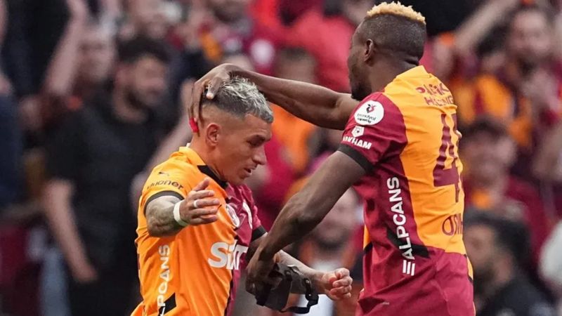 Galatasaray'da iki futbolcu sınırda