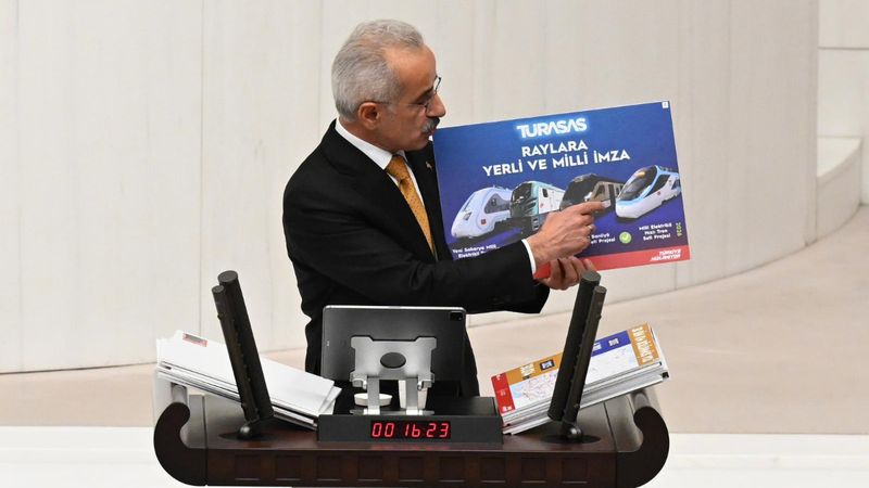 Abdulkadir Uraloğlu duyurdu: Son 1 haftada 2 tren seti ve 2 lokomotif teslim edildi