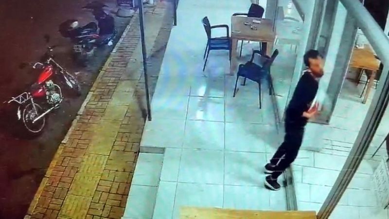 Antalya'da garson kendi sildiği camı fark etmeyip yüzünü çarptı