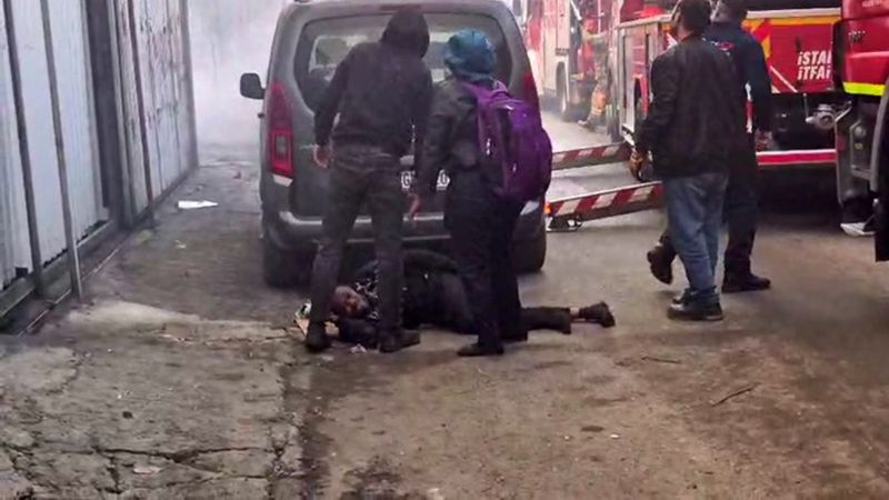 Sultangazi’de çatı yangını: Su borusuna tutunarak kaçmak isterken düştü