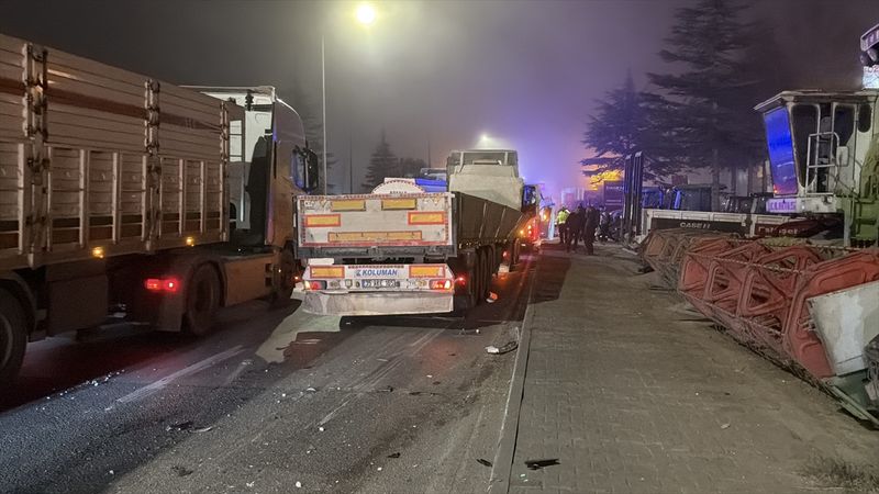 Eskişehir'de tır ile servis minibüsü çarpıştı: 9 yaralı