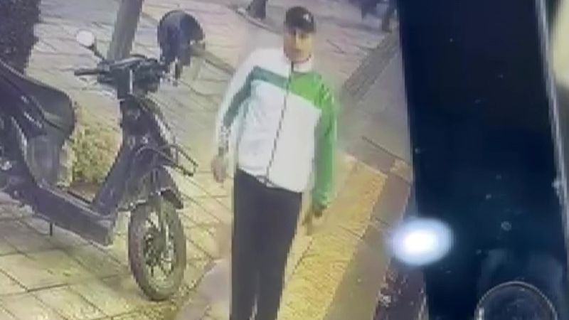 Adana'da park halindeki otomobilin dikiz aynasın tekme atıp kırdı